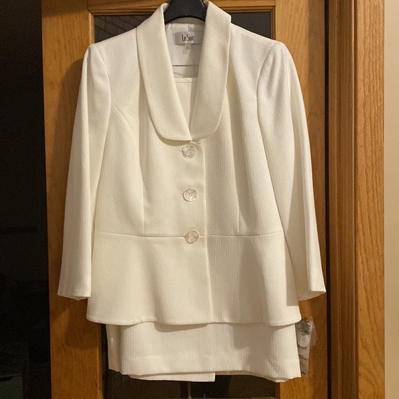 White Le Suit skirt suit - Picture 5 of 9